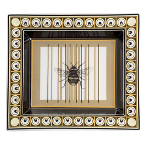 Tray Bee in the middle