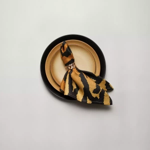 Talerz deserowy L'Objet, z kolekcji Terra