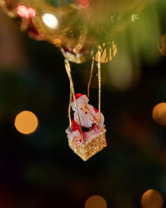 Christmas ornament – Santa Claus in a red balloon with a glitter basket