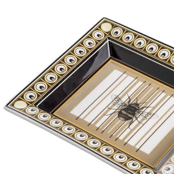 Taca Bee in the middle