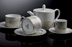 Roberto Cavalli Home teapot from the Blooming Roses collection