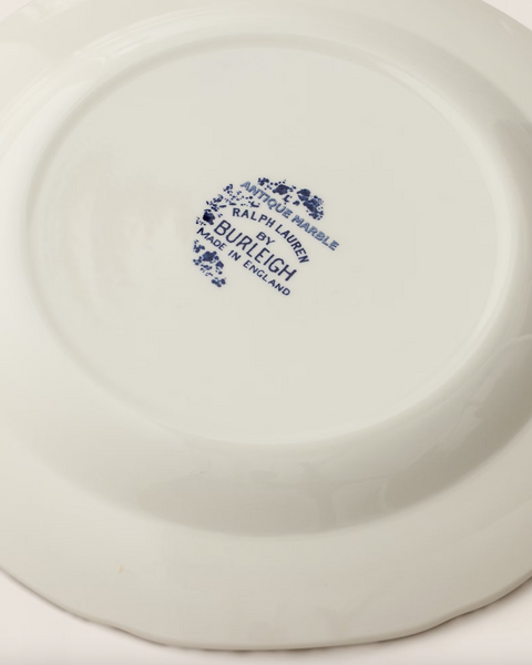 Talerz sałatkowy marki Ralph Lauren Home x Burleigh, z kolekcji Antique Marble