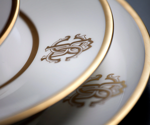 Zestaw sześciu talerzyków do pieczywa lub masła marki Roberto Cavalli Home z kolekcji Silk Gold