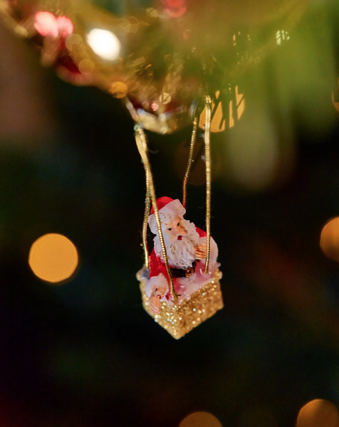 Christmas ornament – Santa Claus in a red balloon